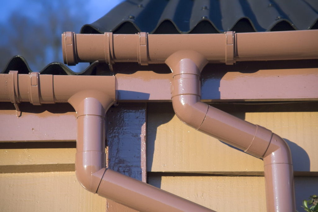 Easy guide to identifying common guttering problems. Includes blockages, leaks, cracks, decay & issues with gutter joints. We provide you with solutions for guttering replacements & repairs. Find out more from expert roofers.